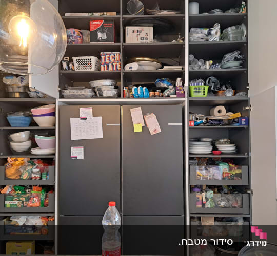 ארונות מטבח פתוחים עם כלים ומצרכים מאורגנים